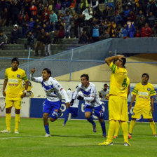 La celebracin de los Santos luego de anotar uno de los goles de ayer, en Oruro.