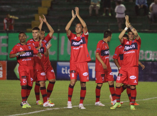 Los capitalinos saludan al pblico luego de un partido sacrificado, en el que los refineros se fueron tristes con el empate sabor a derrota.