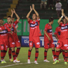 Los capitalinos saludan al pblico luego de un partido sacrificado, en el que los refineros se fueron tristes con el empate sabor a derrota.