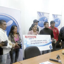 PREMIACIN. Los felices ganadores en Sucre.