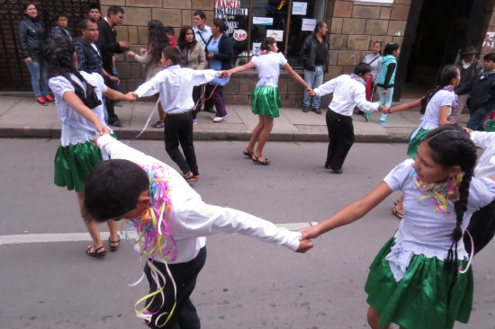 FIESTA. Los residentes padillenses bailaron en Sucre invitando a su Carnaval.