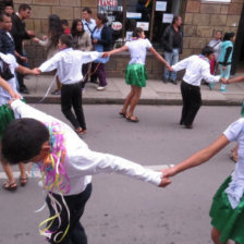 FIESTA. Los residentes padillenses bailaron en Sucre invitando a su Carnaval.