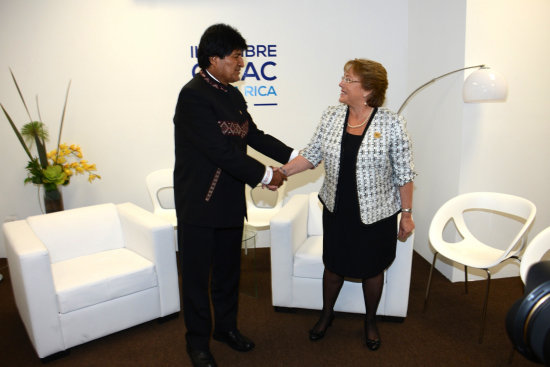 ENCUENTRO. Los presidentes de Bolivia y Chile, Evo Morales y Michelle Bachelet, se reunieron recientemente en Costa Rica.