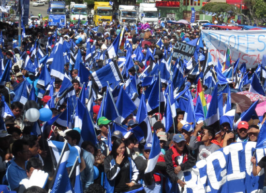 CAMPAA. Los militantes del Movimiento Al Socialismo en un acto de campaa en Sucre.