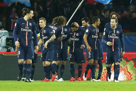 Los jugadores del Pars Saint Germain festejan el gol de Lavezzi.