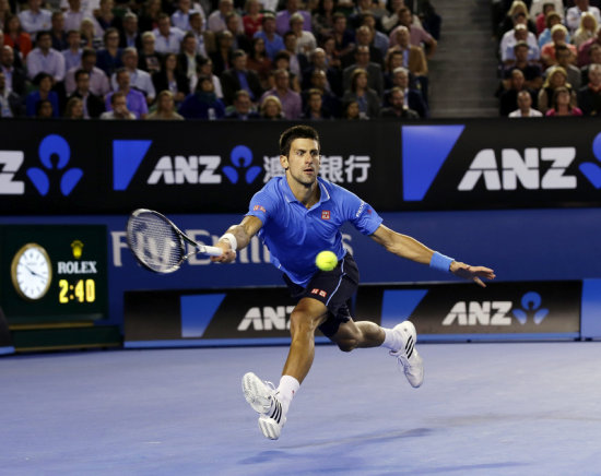 El tenista serbio Novak Djokovic devuelve la bola en el partido de ayer.