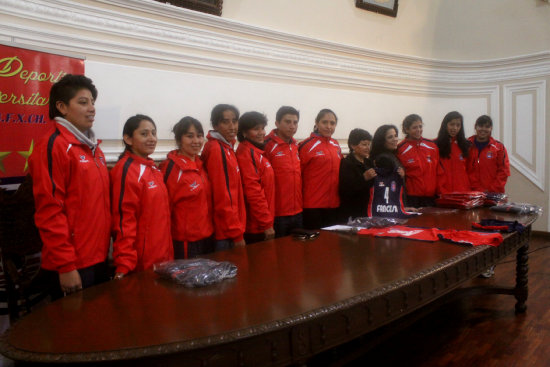 Las jugadoras y el cuerpo tcnico de Universitario tuvieron ayer un acto de despedida en el Paraninfo Universitario.