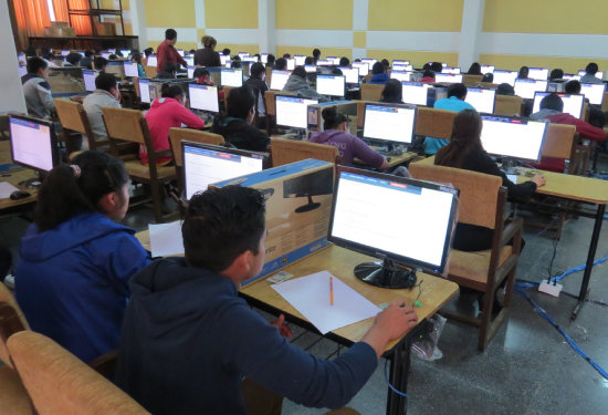 PRUEBA. Los postulantes rindieron un examen virtual por segundo ao consecutivo.