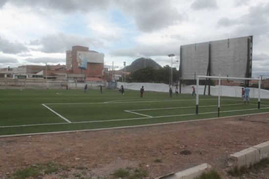 La cancha de csped sinttico era parte de la ruta del Dakarcito.