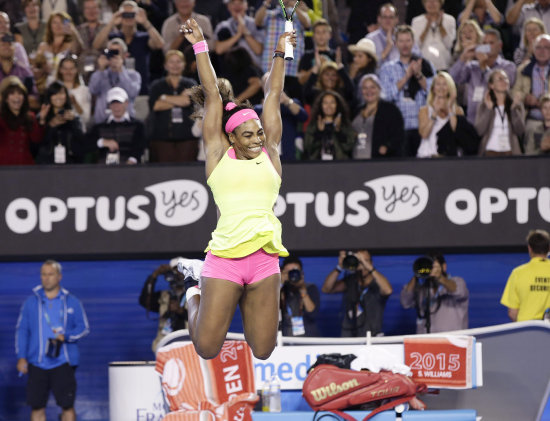 La tenista Serena Williams festeja su sexto ttulo en Australia y el 19 de su carrera profesional.