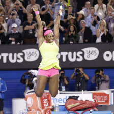 La tenista Serena Williams festeja su sexto ttulo en Australia y el 19 de su carrera profesional.