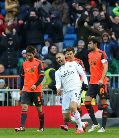 El francs Karim Benzema (c) anot dos goles en el triunfo del Real Madrid sobre la Real Sociedad.