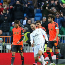 El francs Karim Benzema (c) anot dos goles en el triunfo del Real Madrid sobre la Real Sociedad.