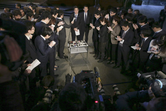 CONFERENCIA. El primer ministro japons, Shinzo Abe, anuncia la muerte del rehn durante una rueda de prensa en Tokio.