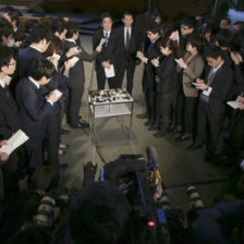 CONFERENCIA. El primer ministro japons, Shinzo Abe, anuncia la muerte del rehn durante una rueda de prensa en Tokio.