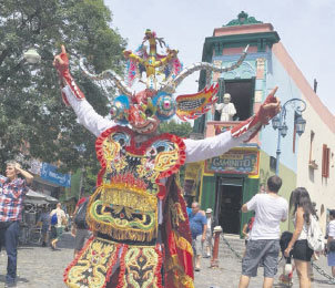 PROMOCIN. Un diablo del Carnaval de Oruro en una de las calles de Buenos Aires.