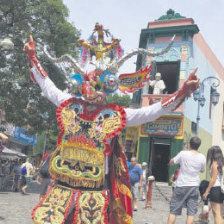 PROMOCIN. Un diablo del Carnaval de Oruro en una de las calles de Buenos Aires.