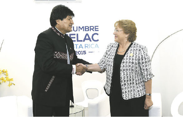ENCUENTRO. El presidente Evo Morales con su par chilena, Michelle Bachelet, en su reciente encuentro en Costa Rica, durante la �ltima cumbre de la CELAC.