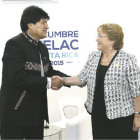 ENCUENTRO. El presidente Evo Morales con su par chilena, Michelle Bachelet, en su reciente encuentro en Costa Rica, durante la �ltima cumbre de la CELAC.