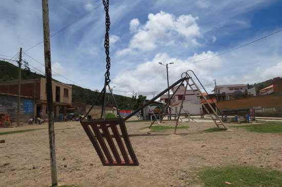 NECESIDADES. Arriba, el parquecito infantil abandonado y el peligroso puente de una sola v�a. Abajo, los riesgos de la contaminaci�n y la calle principal al lado de Esbapol.