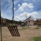 NECESIDADES. Arriba, el parquecito infantil abandonado y el peligroso puente de una sola v�a. Abajo, los riesgos de la contaminaci�n y la calle principal al lado de Esbapol.