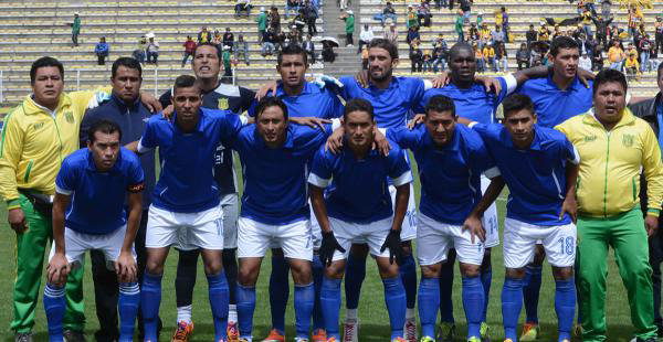 Los jugadores de Universitario de Pando posan con la ropa no oficial.