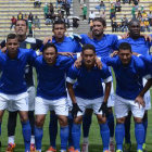Los jugadores de Universitario de Pando posan con la ropa no oficial.