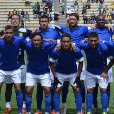 Los jugadores de Universitario de Pando posan con la ropa no oficial.