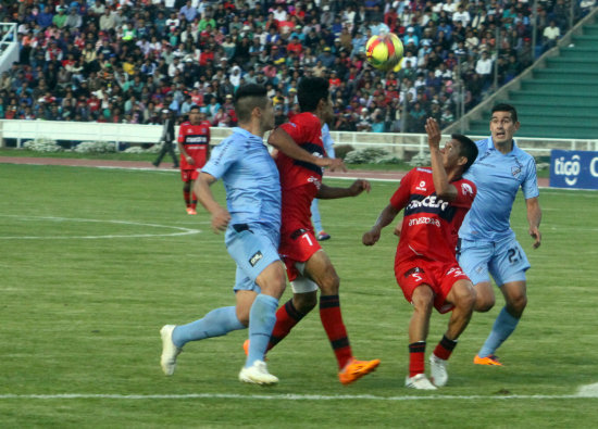 Universitario domin� gran parte del partido de ayer, en el Patria, pero fue sorprendido por Bol�var cuando mejor jugaba el capitalino.