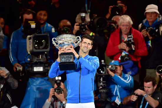El tenista serbio Novak Djokovic levanta la copa de campeón.