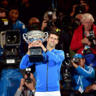 El tenista serbio Novak Djokovic levanta la copa de campe�n.