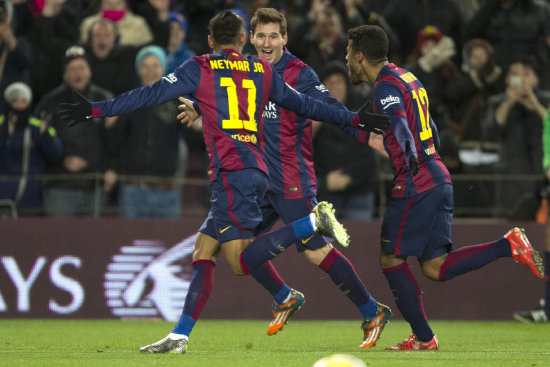Lionel Messi (c) anotó el gol de triunfo para el Barcelona.