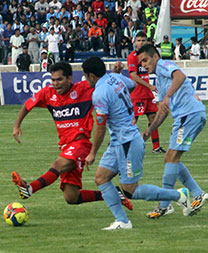 Universitario iguala 2-2 a un Bol�var atento a los descuidos