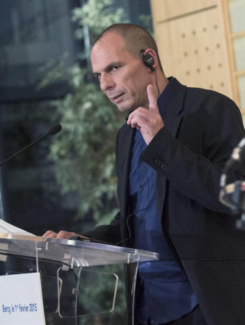 NEGOCIACI�N. Yanis Varoufakis, ministro griego de Econom�a, habla con la prensa.
