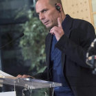 NEGOCIACI�N. Yanis Varoufakis, ministro griego de Econom�a, habla con la prensa.
