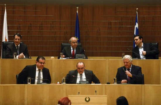 ENCUENTRO. El primer ministro griego, Alexis Tsipras (detrs der.), y el presidente de Chipre, Nikos Anastasiadis (detrs izq.).