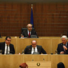 ENCUENTRO. El primer ministro griego, Alexis Tsipras (detrs der.), y el presidente de Chipre, Nikos Anastasiadis (detrs izq.).