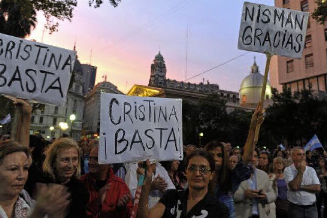 RECLAMO. Varios grupos cuestionan la muerte del fiscal y critican al Gobierno.