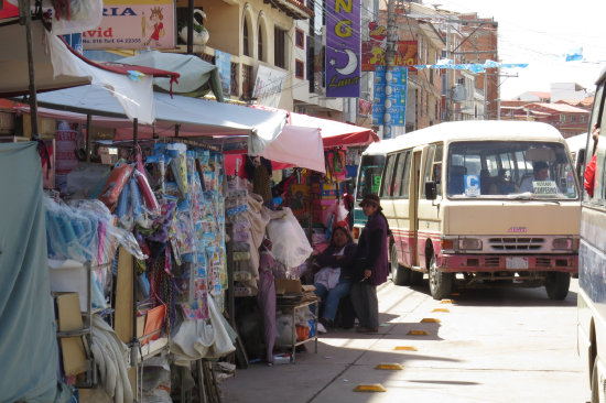 DESORDEN. Las calles del Mercado Campesino estn tomadas por comerciantes informales.