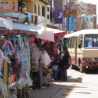 DESORDEN. Las calles del Mercado Campesino estn tomadas por comerciantes informales.