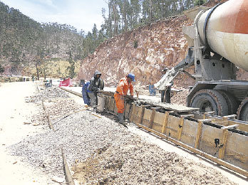 PAVIMENTO. Retomaron las obras de vaciado de losa en la avenida hacia el barrio Bolivia.