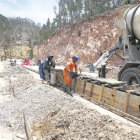 PAVIMENTO. Retomaron las obras de vaciado de losa en la avenida hacia el barrio Bolivia.