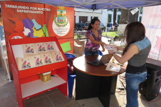 CAMPAA. El primer punto de informacin de la Asamblea que se instal la tarde de ayer, en la plazuela Zudez, para difundir el contenido del Estatuto.