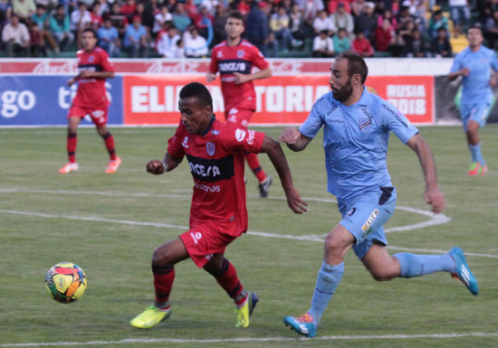 Ballivin jugar la Copa Libertadores con Universitario; abajo, los integrantes del plantel que ayer trabajaron en la cancha del ex Seminario.