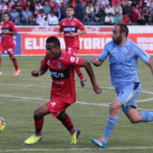 Ballivin jugar la Copa Libertadores con Universitario; abajo, los integrantes del plantel que ayer trabajaron en la cancha del ex Seminario.