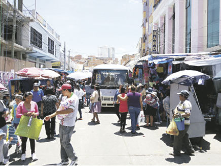 DESORDEN. Las calles que rodean al Mercado Campesino estn completamente copadas por comerciantes 