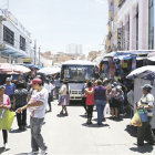 DESORDEN. Las calles que rodean al Mercado Campesino estn completamente copadas por comerciantes 