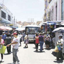 DESORDEN. Las calles que rodean al Mercado Campesino estn completamente copadas por comerciantes 