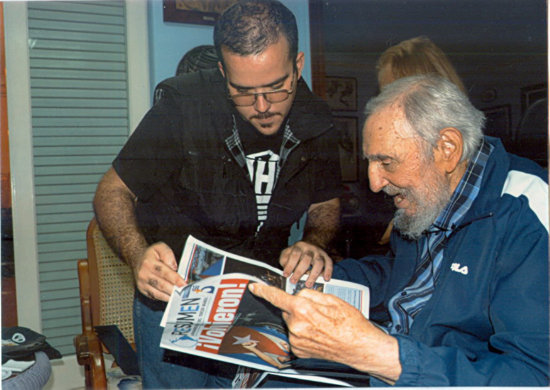 REUNIN. El encuentro del ex presidente cubano Fidel Castro con un joven lder universitario.