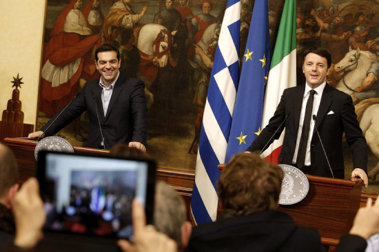 ENCUENTRO. El primer Ministro Alexis Tsipras y su homlogo italiano Matteo Renzi.